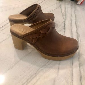 Clark’s NWT heeled leather clogs 8